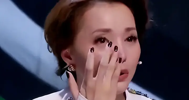 曾主持13年春晚，如今却跌落神坛的董卿，终要为“老赖”丈夫买单