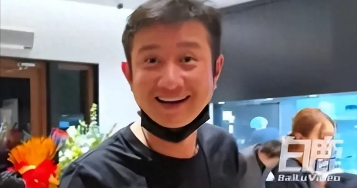 文章转行在上海开饭店！亲自端盘迎客、陪酒陪笑，态度谦逊被怒赞