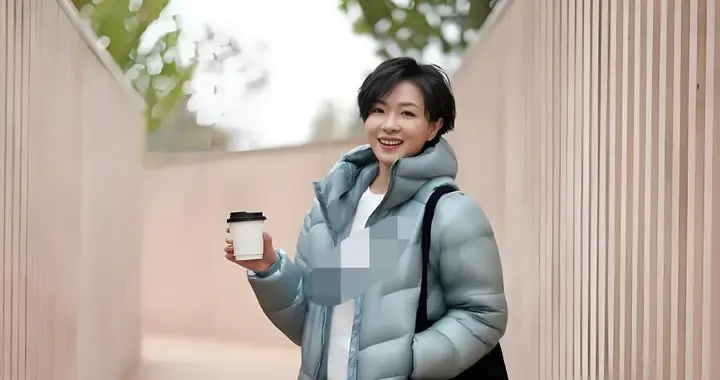 万茜剪了短发真时髦！穿连帽羽绒服+牛仔裤，减龄又高级！