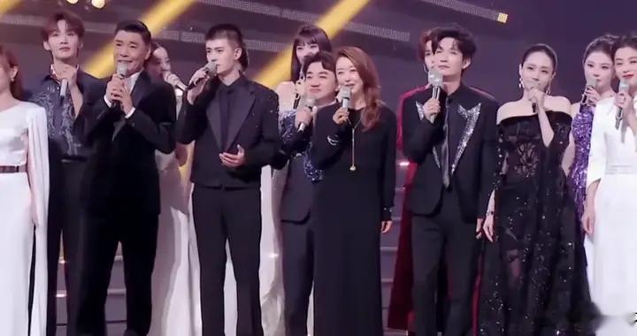 刘惜君走位风波升级！彩排正确站位曝光，直播抢人位置还翻白眼