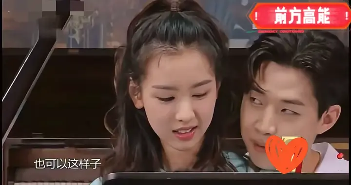 刘宪华陈都灵同框弹钢琴，氛围感拉满！