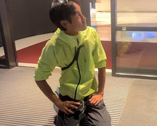 46岁男星走投无路，跪在电视台门口乞求工作，母亲或不堪贫苦自杀