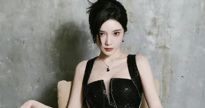 戴燕妮黑色美人鱼，身材真的好辣