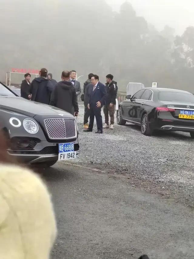 刘德华带着郑则仕在深圳拍戏！选的车很是带劲，车牌号码好牛！