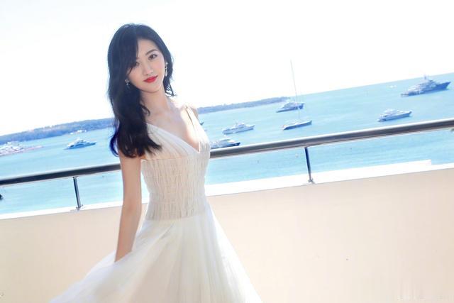 景甜随拍，如出水芙蓉，即甜又美。