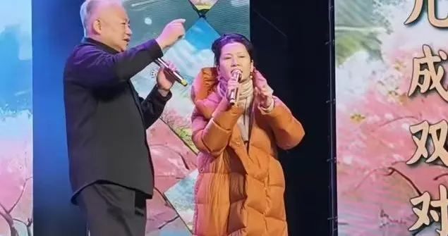 62岁何赛飞最新穿搭：羽绒服+围巾+黑裤子，保暖时髦，美得像42岁