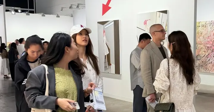 33岁章泽天在香港看艺术展被偶遇，她戴着鸭舌帽，打扮好少女