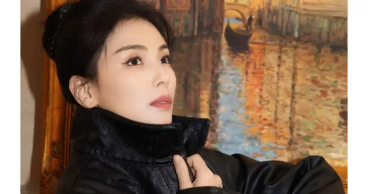 刘涛分享最新美照，一身古典酷感穿搭，又飒又美好高级