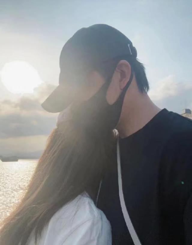 俞灏明带女友韩国约会，爬到零下28度的山顶挂同心锁，王晓晨真美