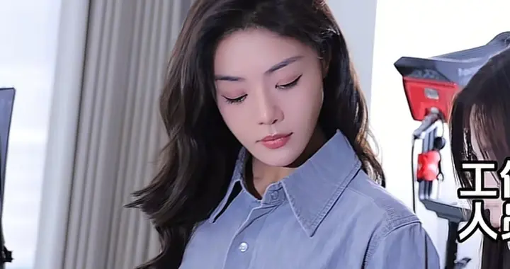 42岁邓家佳最新穿搭：衬衫+黑外套+格子裙，时髦又减龄，美得像30