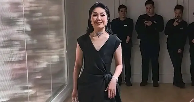 网友吐槽杨千嬅的大妈味真是越来越重了，造型土气，显得老了很多