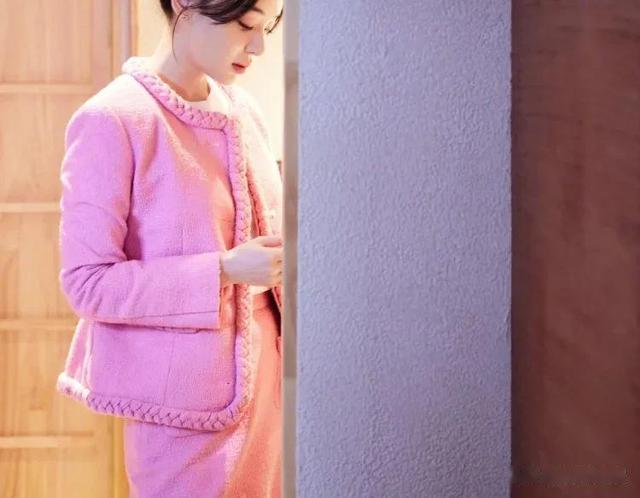 汪峰|袁姗姗粉嫩的短裙套装写真