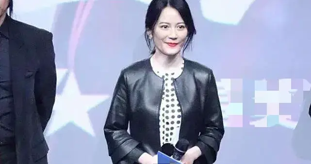 俞飞鸿真是中年女性的穿搭标杆！黑色皮衣波点裙，时髦洋气又高级