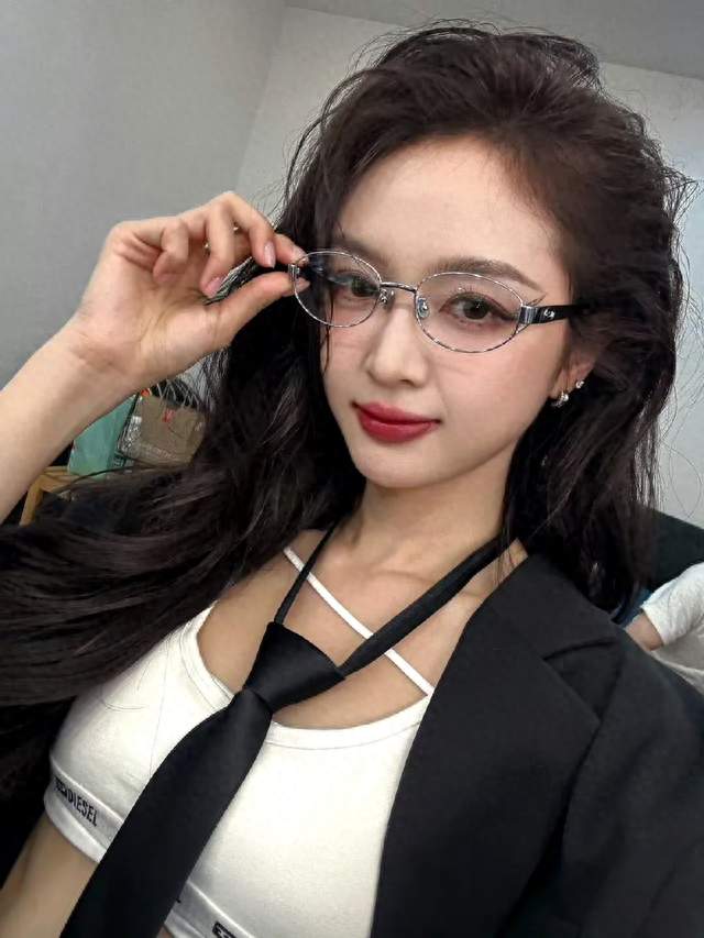 吴宣仪性感穿搭