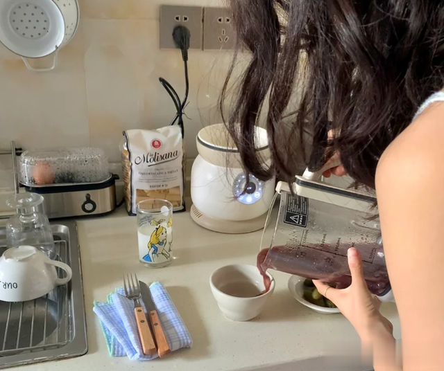 安徽女子带饭上班，同事纷纷有意见，老板：再带饭就别来了