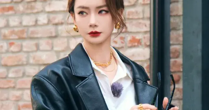 戚薇会穿是数一数二的！黑色皮衣+短裙+短靴，时髦洋气又高级