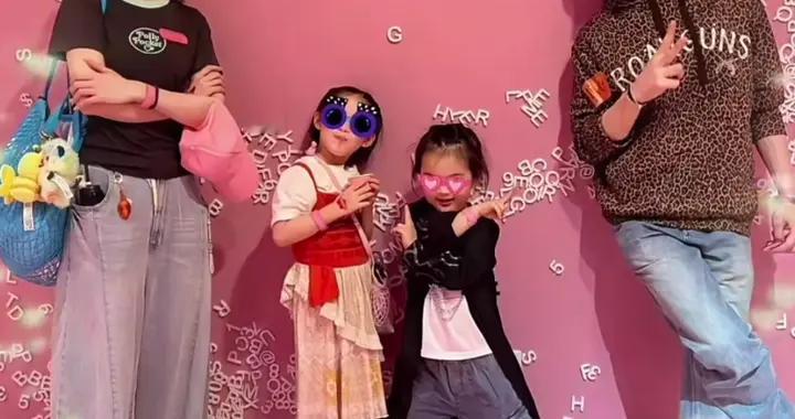 郭碧婷带娃逛环球影城！给儿子梳辫子侧脸似林黛玉，向佐累到睡着