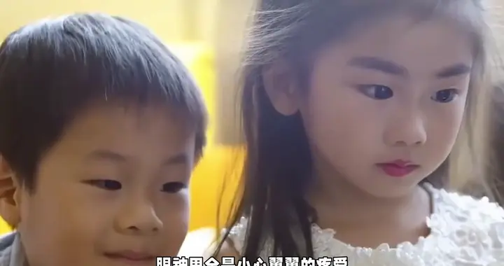 大s女儿小玥儿为弟弟挑选礼物