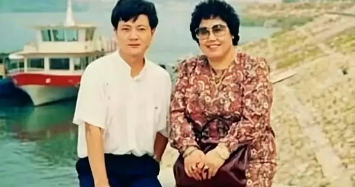 90年代，陈丽华年轻时，一张罕见的留影，出身于正黄旗，白手起家