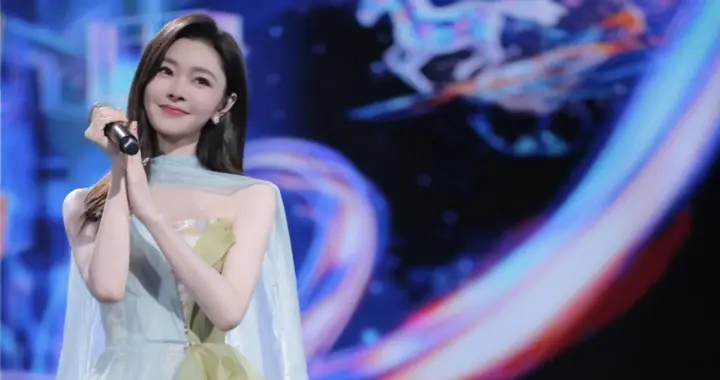 美的轻轻松松！宋轶网晚彩排花絮，一袭浅色长裙又美又温柔呀！