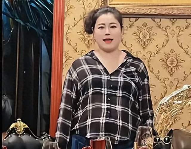 44岁于娜长胖后参加朋友聚会，说话傻里傻气，网友：太不对劲了！