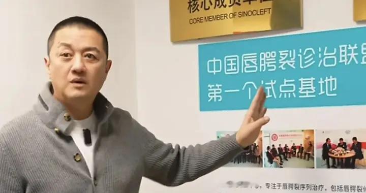 李亚鹏捏着嫣然这手“烂牌”坚持了20年，现在轮到王菲后悔了