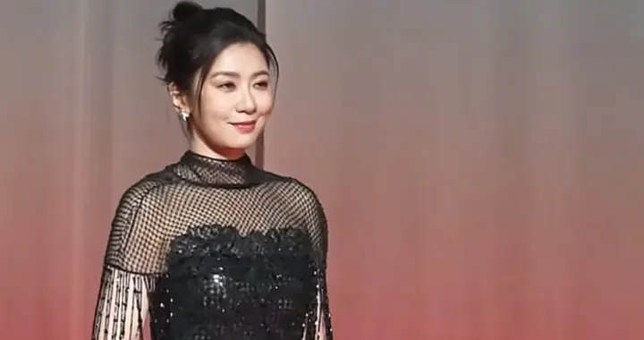 51岁贾静雯红毯穿搭：丸子头+黑色露背裙，减龄高级，颜值真抗打