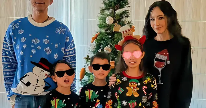 关颖晒圣诞全家照，她一头卷发时尚漂亮，老公瘦的像被吸干了精气