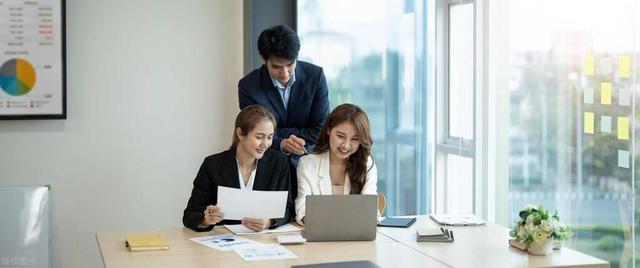 观察职场中“心眼坏”的同事，发现他们都爱打听这些事