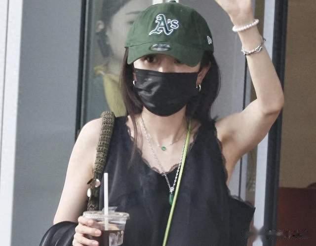 杨幂北京出发上海机场照，运动风酷辣学姐！慵懒随性又显瘦！