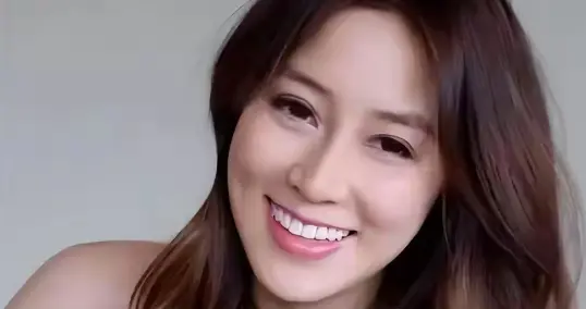 徐子淇15岁娇憨拍广告神预言，40岁港圈顶流阔太，与老公共享千亿