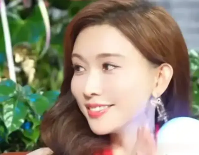 林志玲北京春晚彩排路透，粉裙飘飘，优雅迷人，像冻龄了一样！