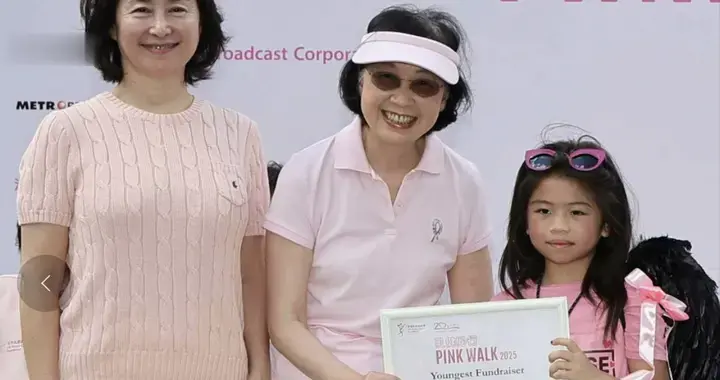 何超琼罕见与6岁外甥女合照，姨甥相差57岁其乐融融，何超盈也在