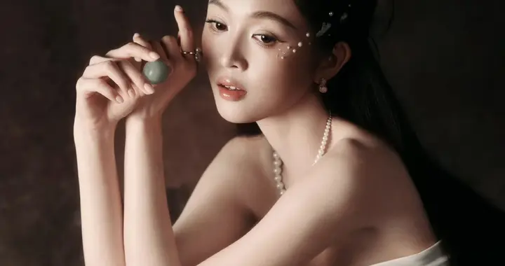 吴宣仪白缎裁作神袛衣，珍珠缀成星河光