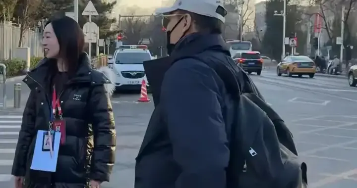 辛柏青现身春晚彩排！神情哀伤瘦了不少，一件羽绒服反复穿很节俭