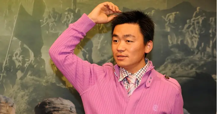 44岁王宝强情路太坎坷，刚迈过前妻这个大坎，新女友冯清又添争议