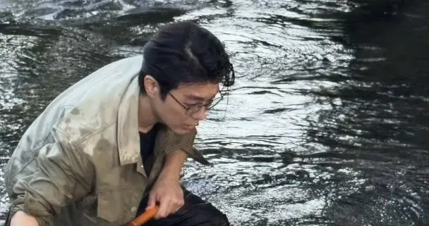 突发！TVB帅气男星拍摄《爱回家》不慎落水，小腿伤口触目惊心