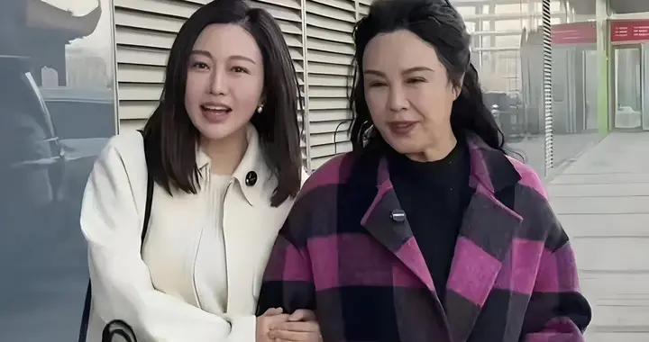 潘阳带妈妈年前买衣服，两人大包小包拎着，母女同框像姐妹超温馨