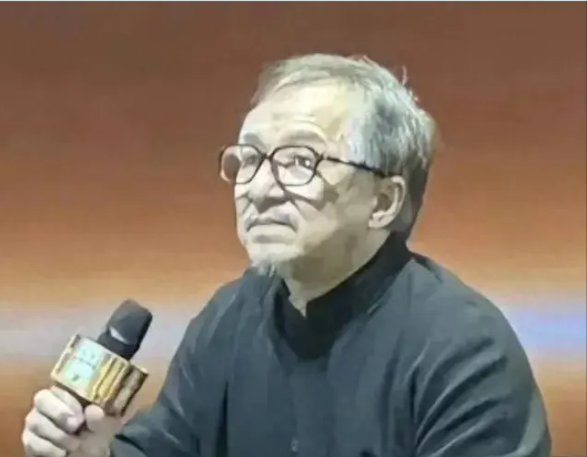 70岁成龙现身参加活动，头发花白尽显老态，大家的偶像确实老了