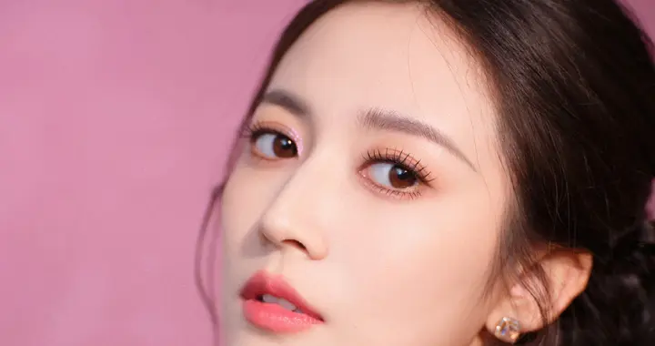 陈钰琪紫色抹胸礼裙，沉迷的美貌无法自拔