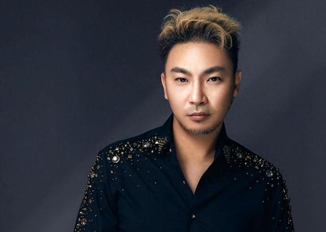 毁容|陈少华：春晚一曲成名，却被伴舞恶意伤害毁容，如今怎么样了？