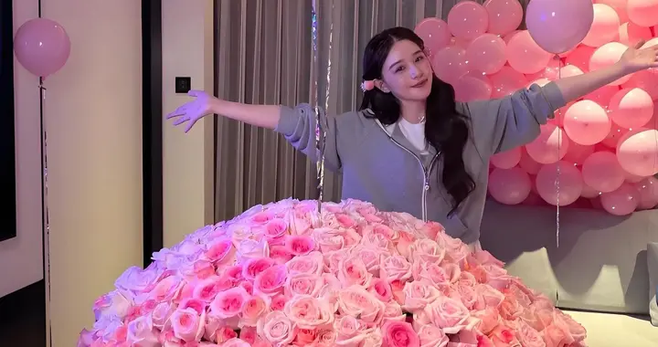 李小冉唐艺昕为阚清子庆38岁生日，玫瑰花大到房间都放不下 好幸福