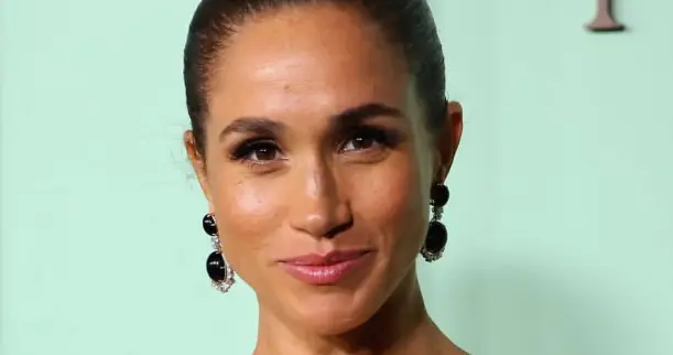 梅根甩下哈里和一对儿女，独自出席好莱坞活动，抹胸拖尾礼服惊艳