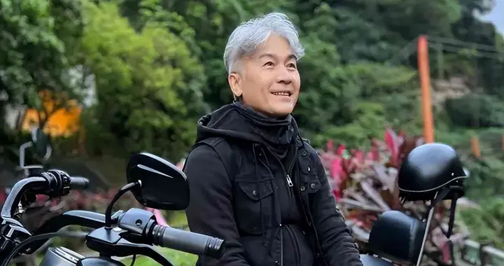 实现财富自由后，他选择移居美国，住豪宅开豪车，无妻无子很潇洒