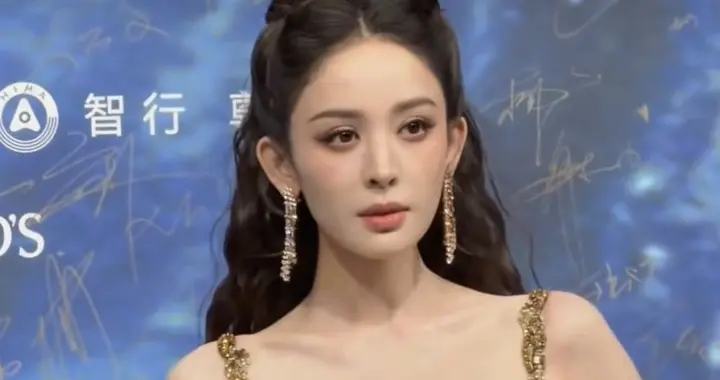 腿好长！娜扎出席微博之夜，鎏金开叉长裙好美呀，颜值身段双封神