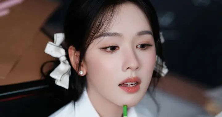 陈都灵 ｜学院风的清爽碰撞少女心的热烈，是自带光芒的元气学姐 ???