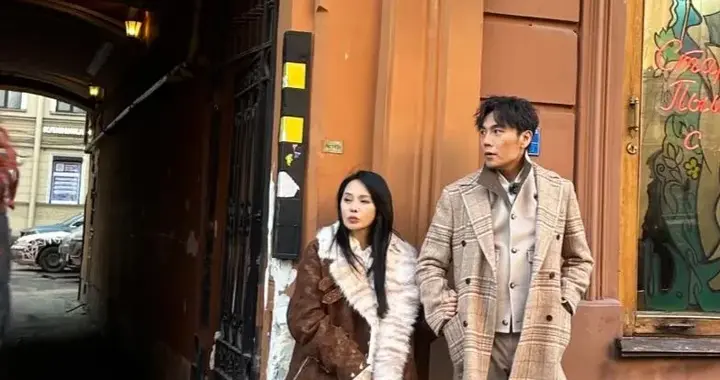 58岁伊能静和老公秦昊在俄罗斯旅游，夫妻俩打扮时尚，身高差好萌