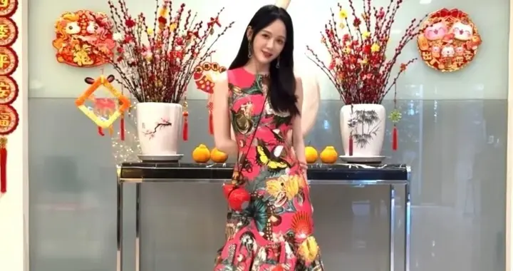 46岁陈乔恩大年初一分享新年靓照，身穿红色花裙貌美如花很减龄！