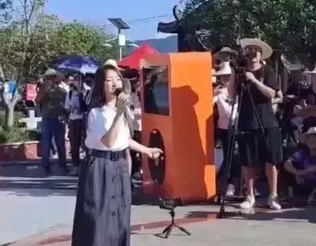 杨钰莹|51岁杨钰莹工地演出？舞台简陋人烟稀少，“玉女掌门人”太落魄