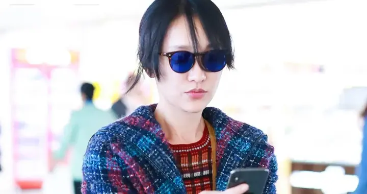 被50岁周迅的中年穿搭惊艳了！蓝色格纹大衣+连衣裙，高级又洋气